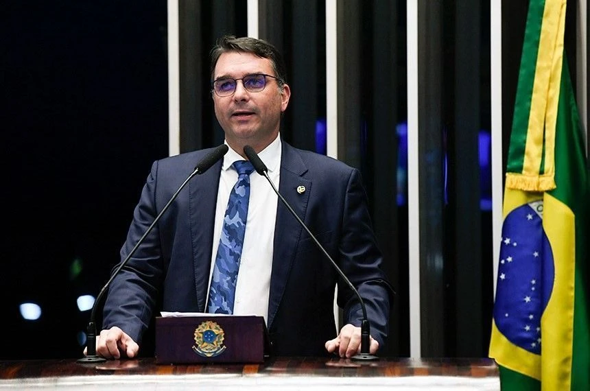 Flávio diz que pediu para Trump não taxar as empresas brasileiras