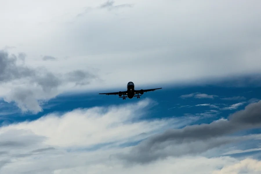Copiloto tem convulsão durante voo e avião faz pouso de emergência