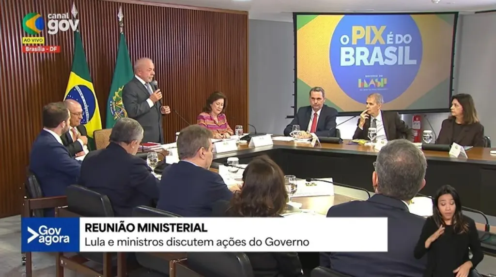 Em reunião ministerial, Lula exibe telão com frase: “Pix é do Brasil”