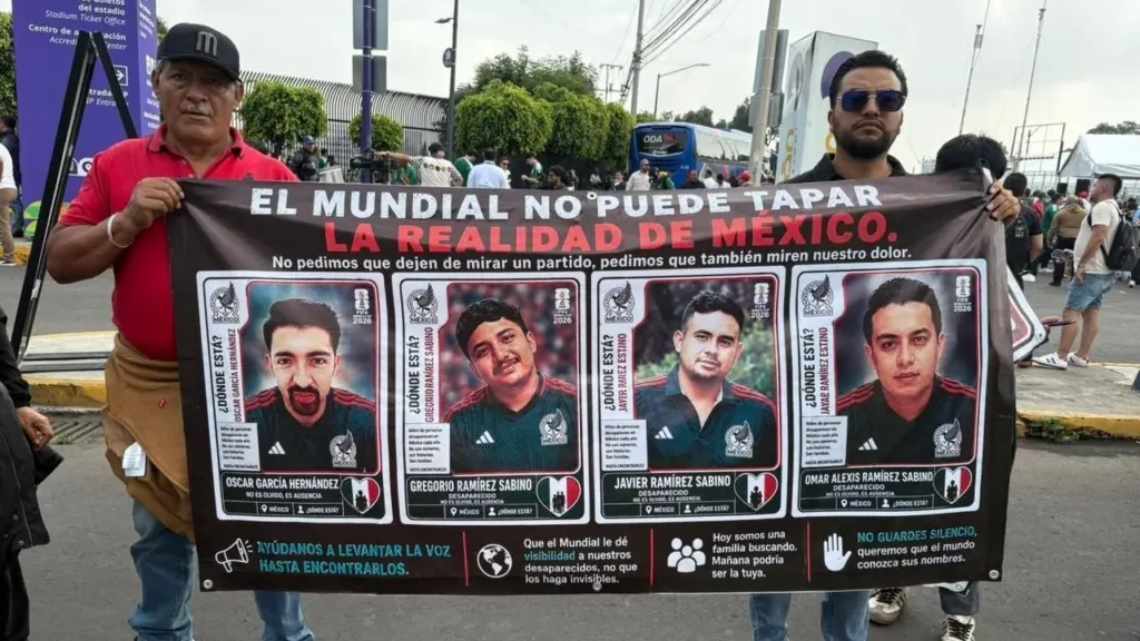 Enquanto o Azteca vivia a Copa, uma família buscava seu filho desaparecido