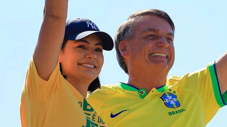 Michelle Bolsonaro toma atitude radical após treta com o enteado: ‘Após muito refletir’