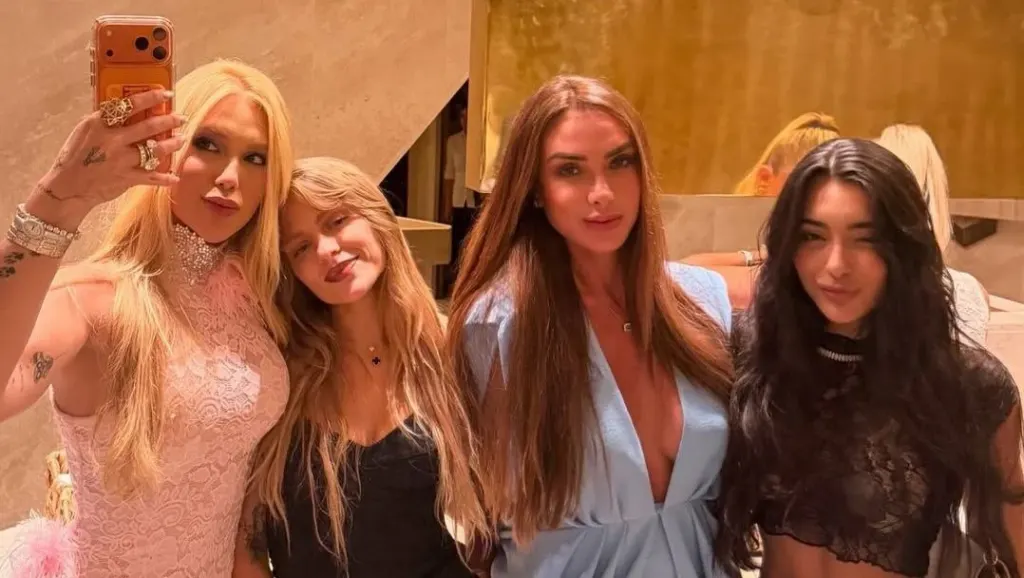 Nicole Bahls posa com Virginia e Luísa Sonza em noitada na Itália