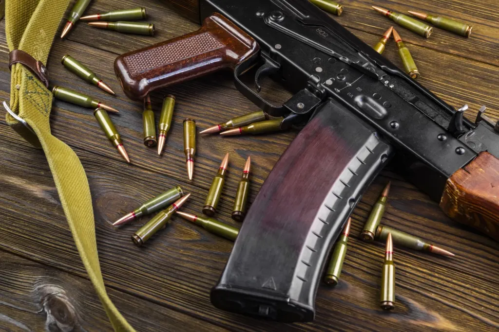Brasil apreende 100 mil armas por ano, mas fluxo do crime muda, diz análise