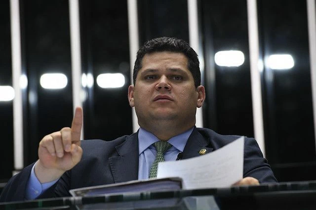 Alcolumbre destrava 6×1 e PEC da Segurança após reunião com Lula