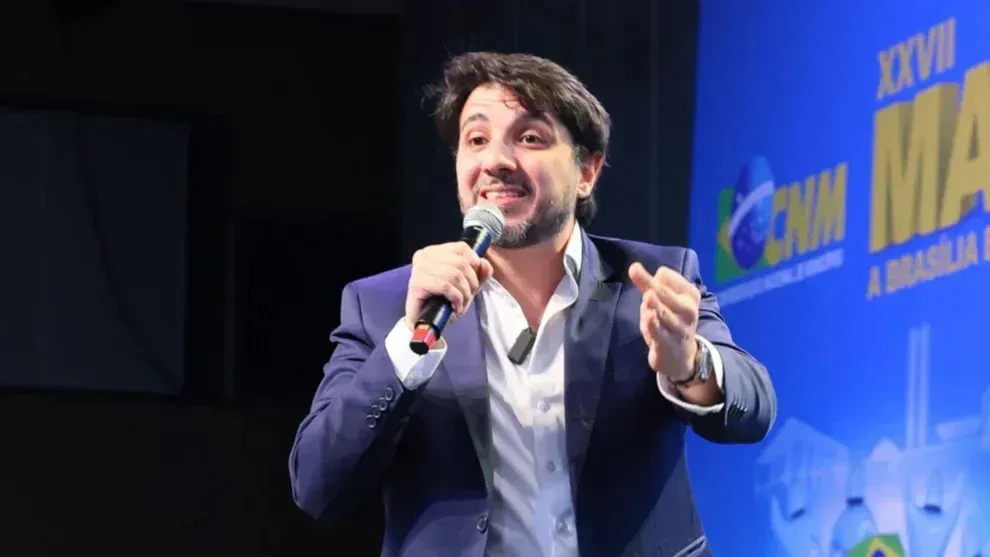 Renan Santos diz ser contra obrigatoriedade de diploma para jornalistas