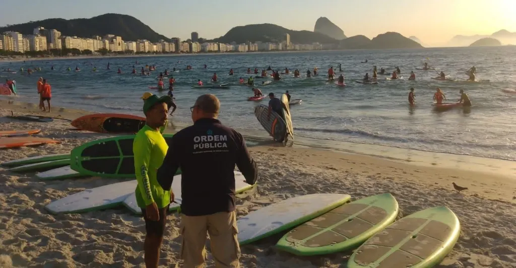 Praticantes de stand up são orientados a sair do mar por ventos no Rio