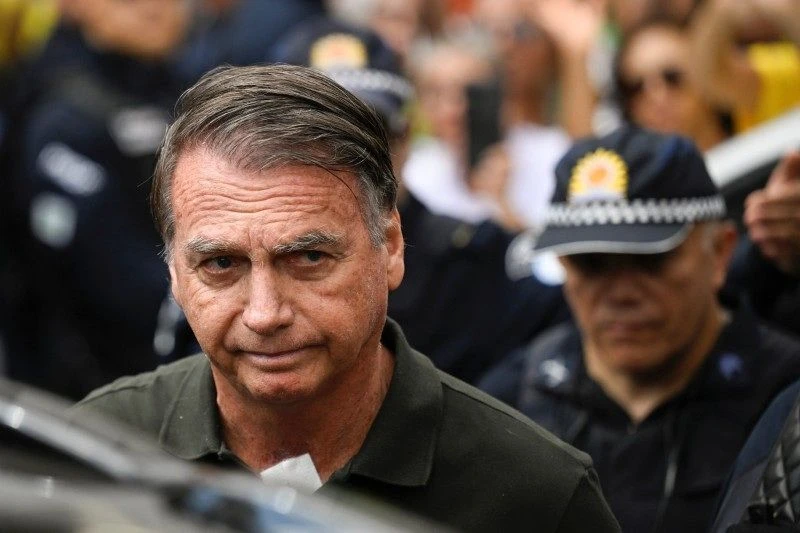 Bolsonaro ajusta prótese dentária em atendimento sob escolta da PM no DF