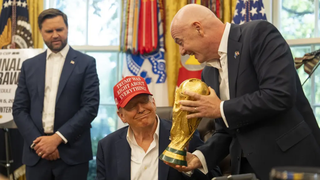 Trump diz que seria “erro terrível” se Infantino deixasse a Fifa