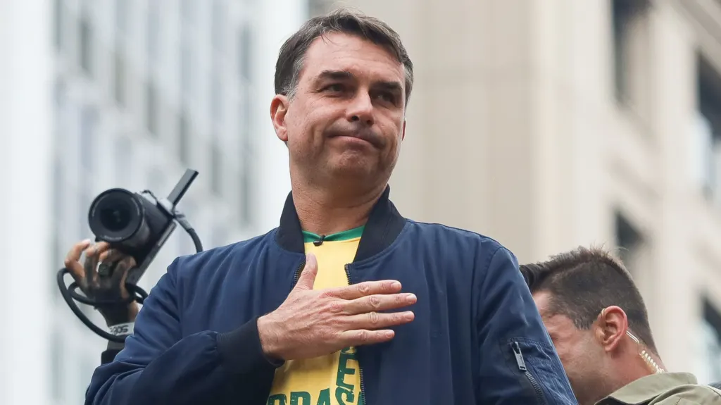 Flávio diz que “ministros do Lula” trabalharam para “blindar” Moraes no STF