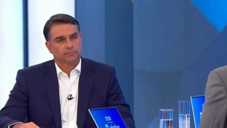 Flávio Bolsonaro almoça com chefões da Globo horas antes de sabatina no ‘Jornal Nacional’