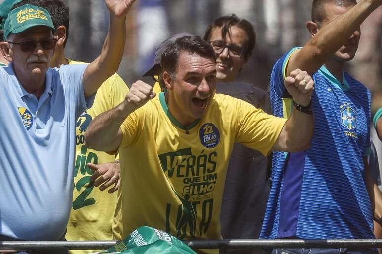Flávio visita Bolsonaro em domiciliar e diz que votará a favor do fim da escala 6×1